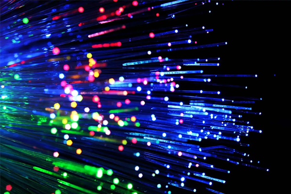 Internet por fibra óptica vs via rádio: veja prós e contras das conexões